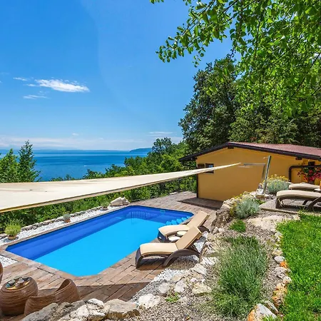 Holiday home Cozy In With Outdoor Swimming Pool