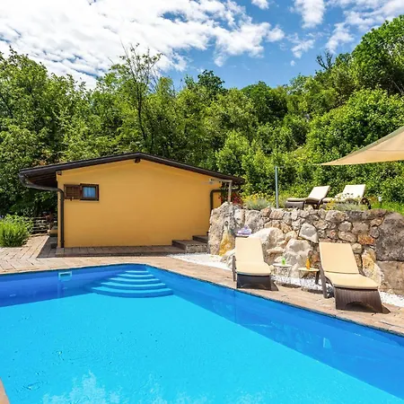 Cozy In With Outdoor Swimming Pool Holiday home