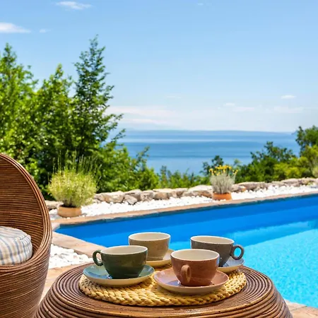 Cozy In With Outdoor Swimming Pool Holiday home